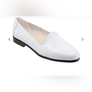 WOMEN'S TROTTERS LIZ TUMBLED FLATS 10 N